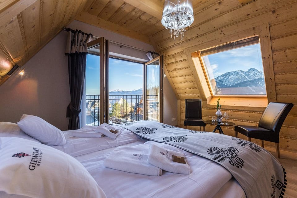 Bed, Property logo or sign, Natural landscape, View (from property/room), Balcony/Terrace, Photo of the whole room, Seating area, Logo/Certificate/Sign, Bedroom, Mountain view, towels