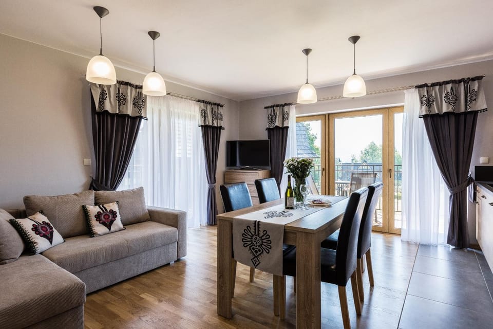 TV and multimedia, Balcony/Terrace, Kitchen or kitchenette, Living room, Decorative detail, Seating area, Dining area, Area and facilities, locker, stove