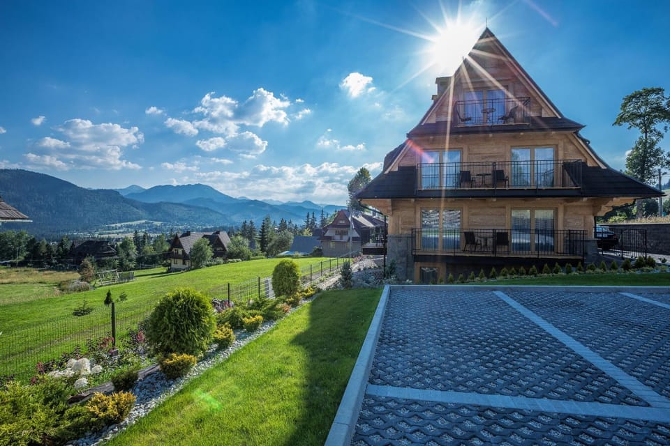Property building, Nearby landmark, Spring, Day, Natural landscape, Garden, Garden view, Mountain view, Parking