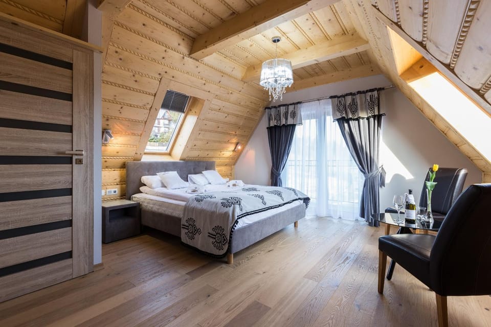 Bed, TV and multimedia, View (from property/room), Balcony/Terrace, Living room, Photo of the whole room, Seating area, Bedroom, Mountain view, Area and facilities, locker, towels