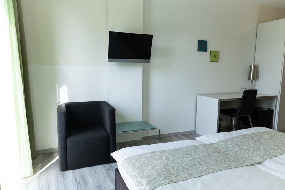 Bed, TV and multimedia, Photo of the whole room, Seating area, Bedroom