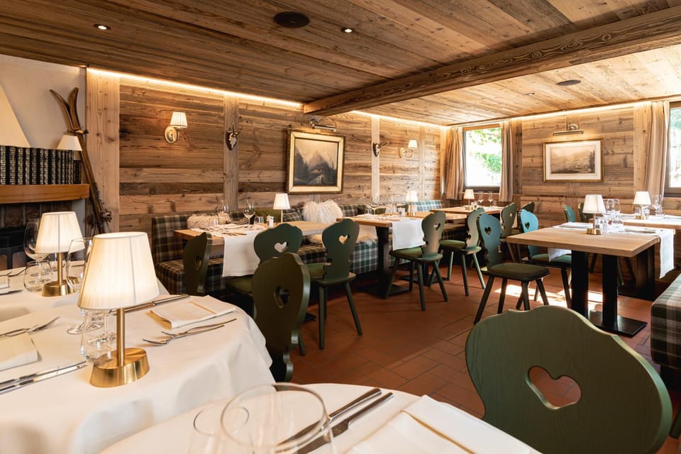 Restaurant/places to eat, Banquet/Function facilities, Seating area