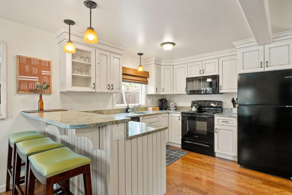 Kitchen or kitchenette, Dining area, minibar, pet friendly, stove