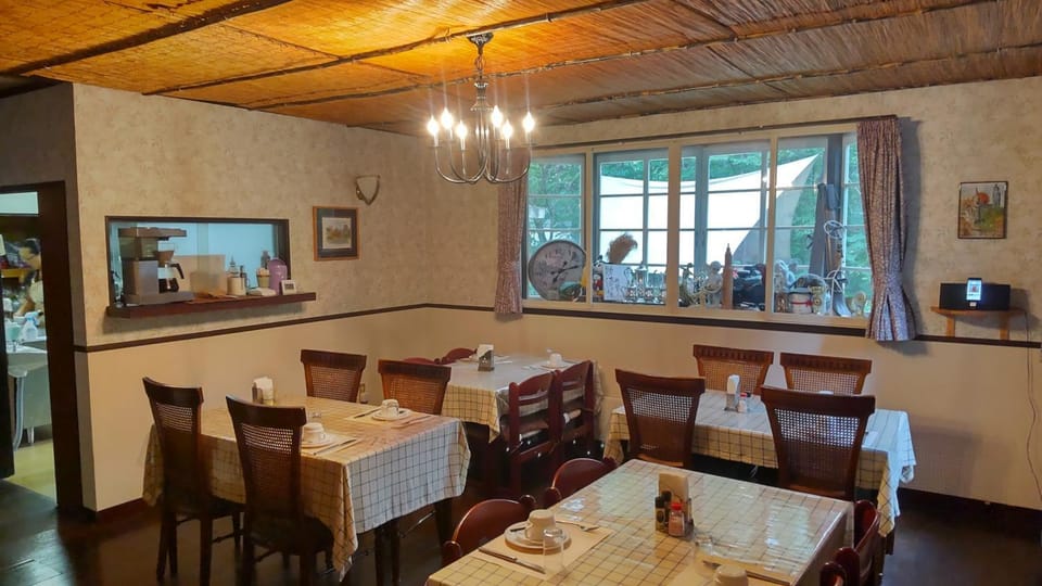 Restaurant/places to eat, Dining area