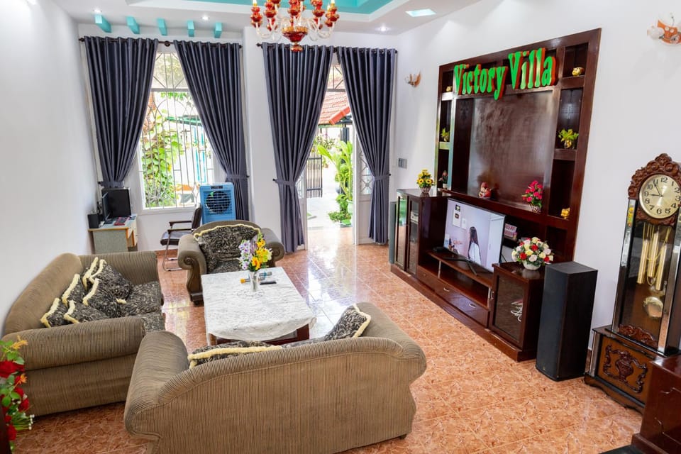 Nightclub / DJ, Living room