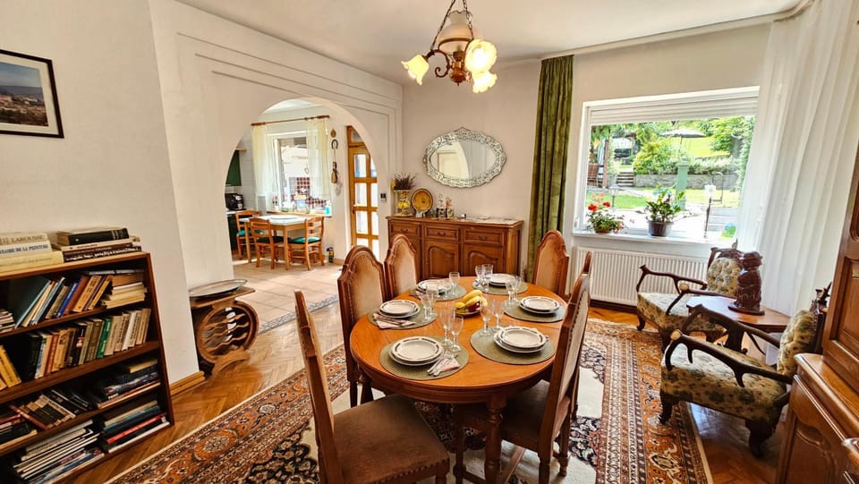 Library, Living room, Food and drinks, Decorative detail, Seating area, Dining area, Food
