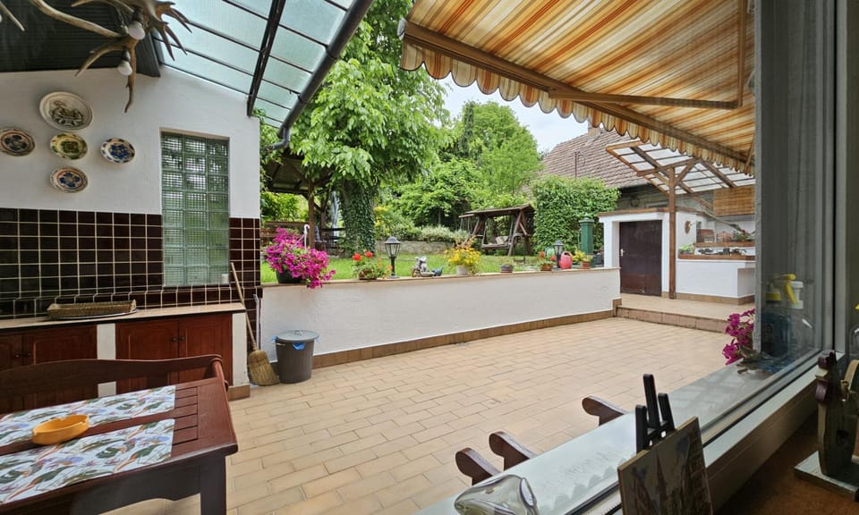 Patio, Day, Garden, Food and drinks, Dining area, Garden view