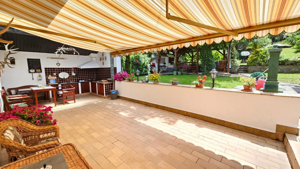 Patio, Restaurant/places to eat, Day, Garden, Living room, Banquet/Function facilities, Seating area, Garden view