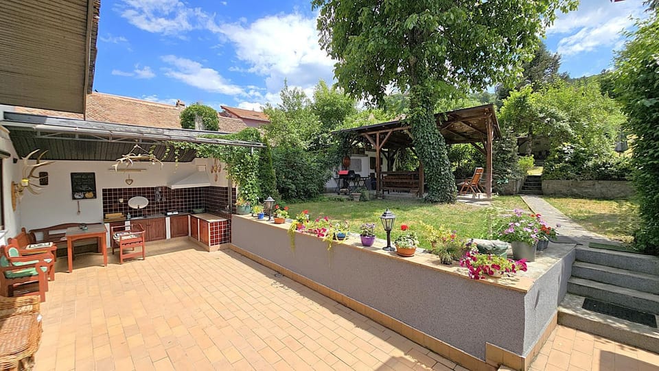 Property building, Restaurant/places to eat, Natural landscape, Summer, BBQ facilities, Garden, View (from property/room), Balcony/Terrace, Lounge or bar, Garden view