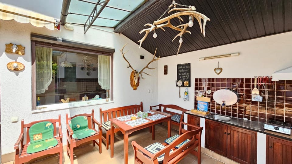 Kitchen or kitchenette, Living room, Seating area, Dining area