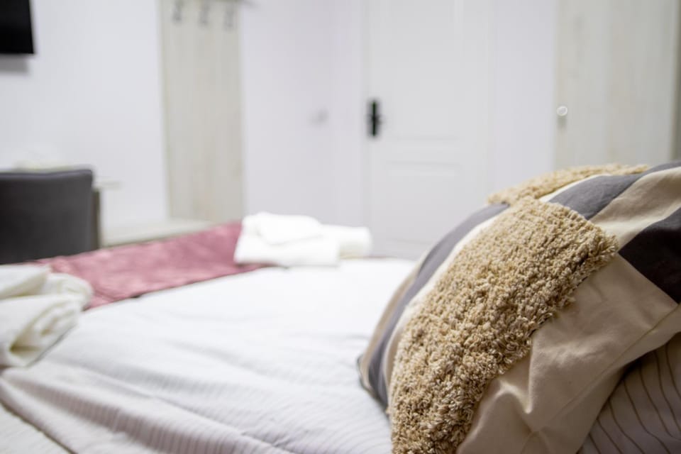 Bed, Bedroom, towels