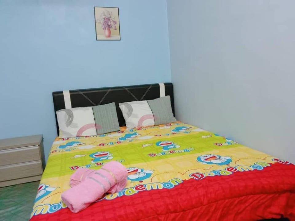 Bedroom, fireplace, air conditioner