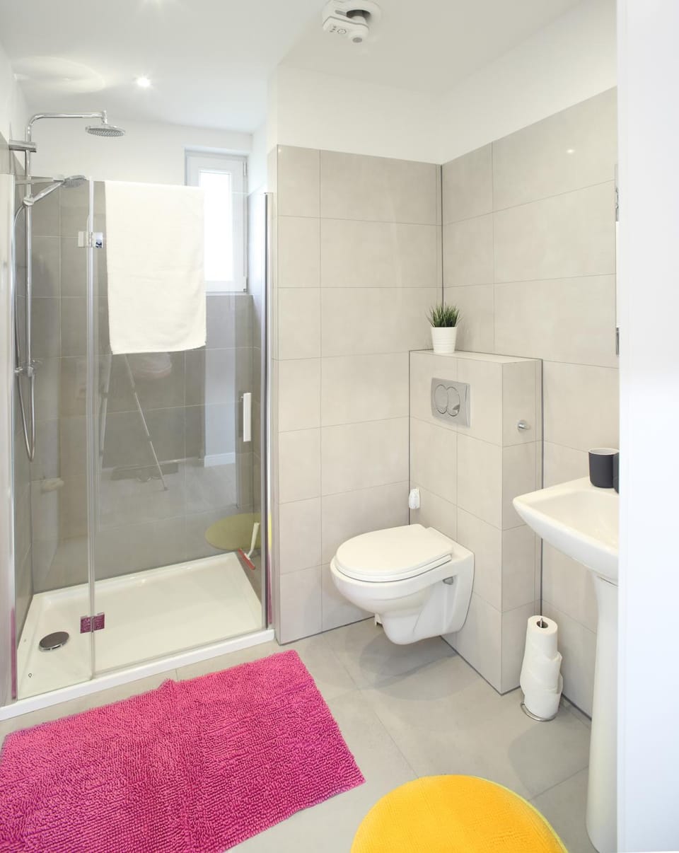Shower, Bathroom, towels, washing machine