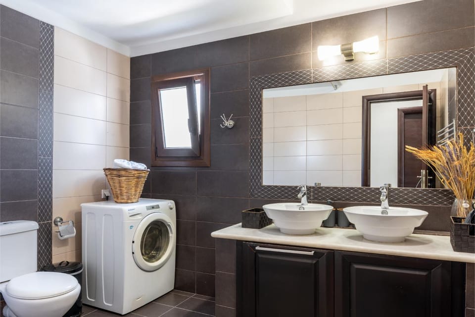 Toilet, Bathroom, washing machine