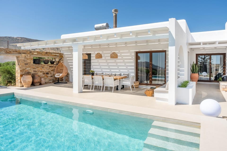 Property building, Patio, Day, Pool view, Swimming pool, sunbed