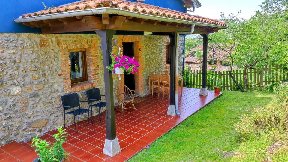 Property building, Facade/entrance, Garden, Seating area, Garden view, Garden view, Area and facilities