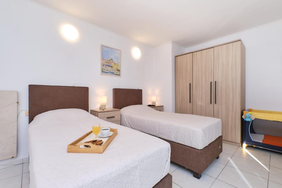 Bedroom, cot