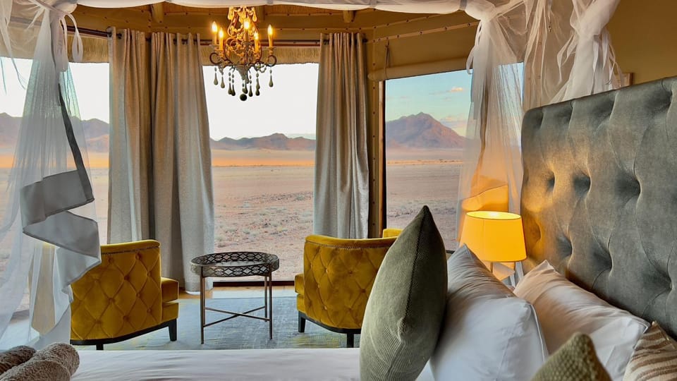 Bed, Natural landscape, Living room, Photo of the whole room, Seating area, Bedroom, Mountain view