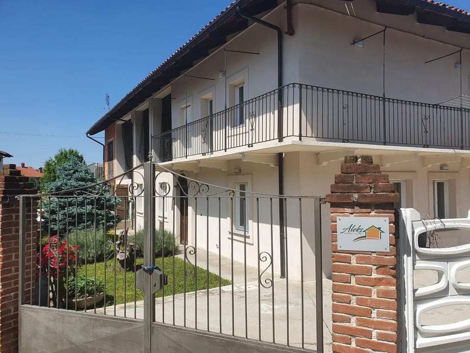Property building, Facade/entrance, Balcony/Terrace
