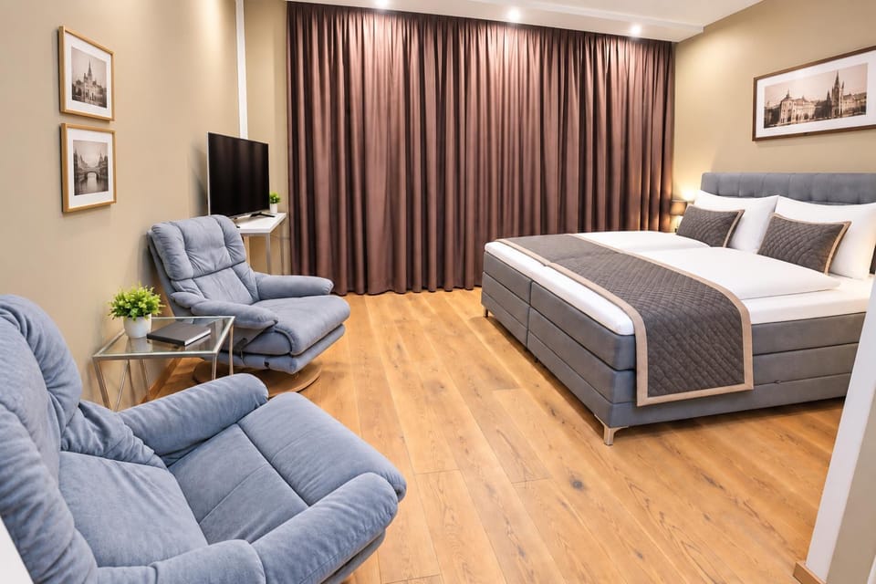 Bed, TV and multimedia, Photo of the whole room, Seating area, Bedroom