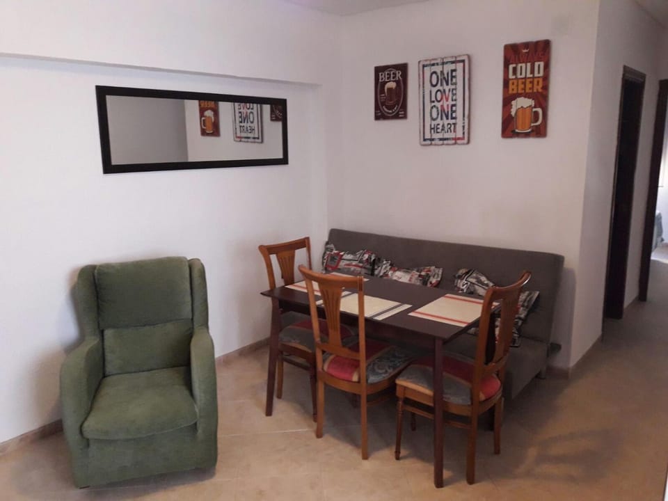 TV and multimedia, Living room, Lounge or bar, Seating area, Dining area