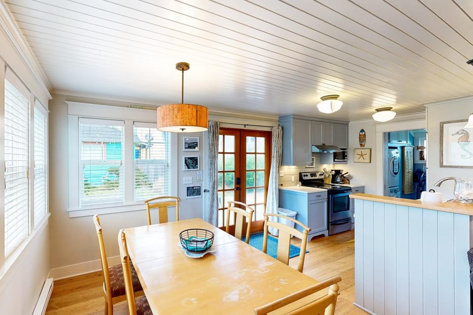 Rockaway Beach Bungalow House in Rockaway Beach