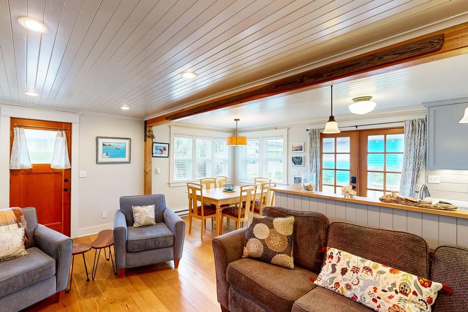 Rockaway Beach Bungalow House in Rockaway Beach