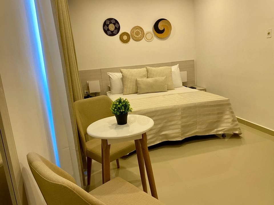 Bed, Photo of the whole room, Seating area, Bedroom