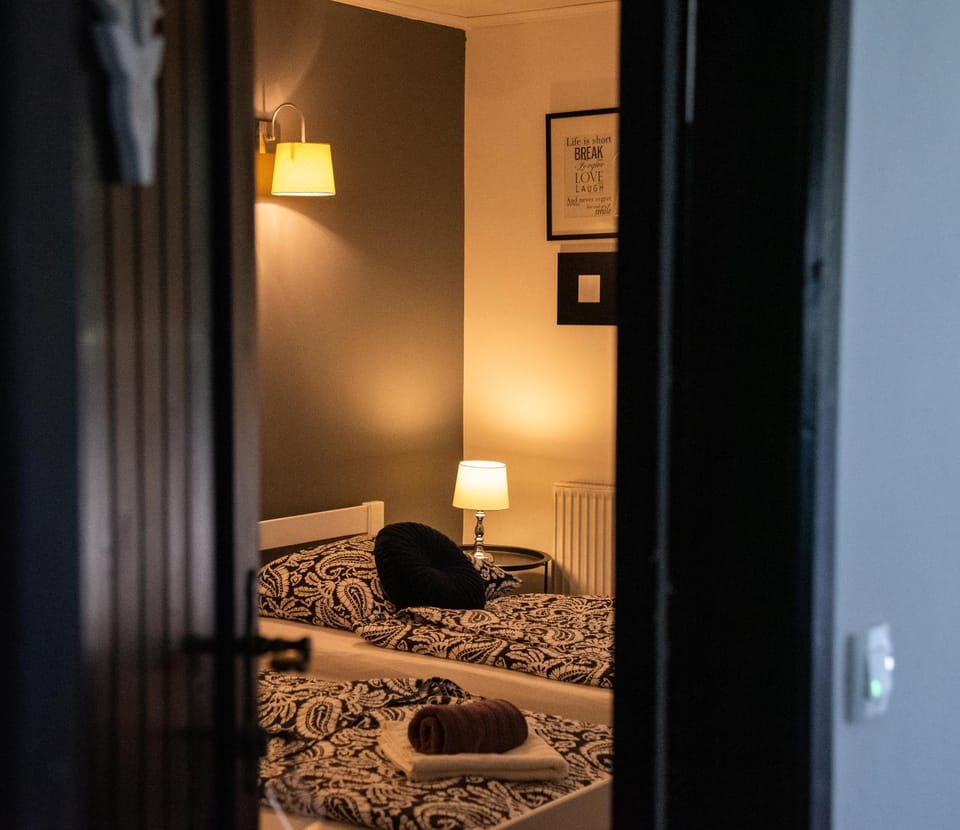 Bed, towels