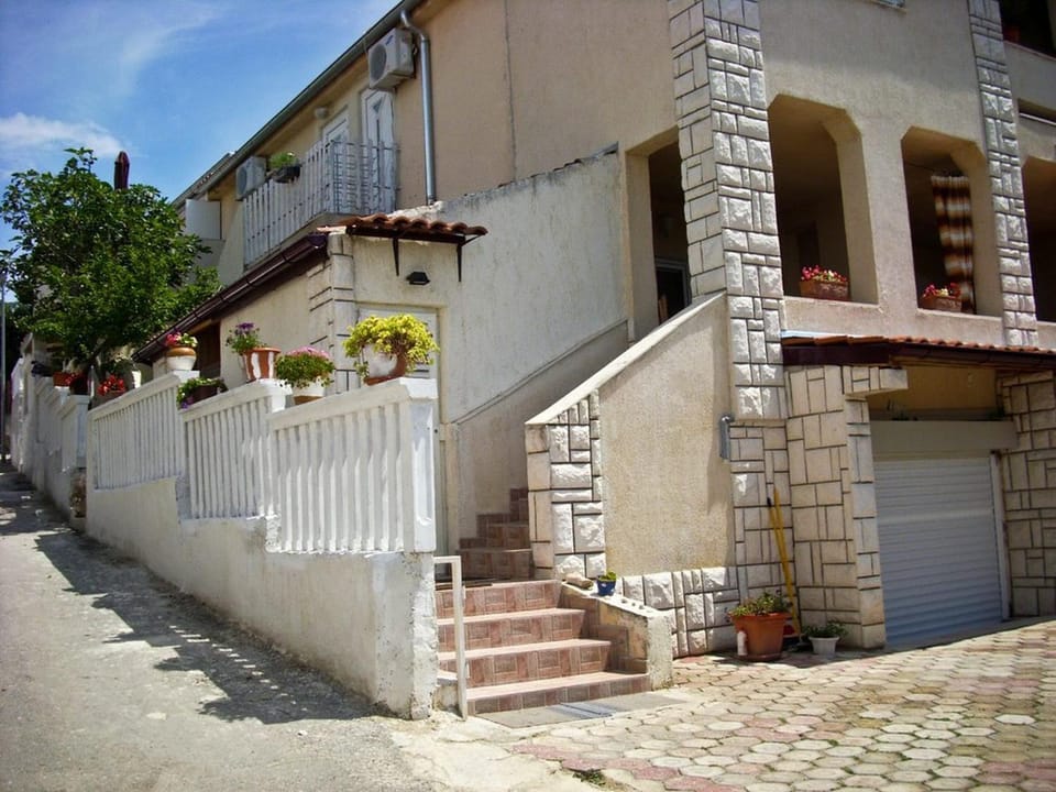Property building, Facade/entrance