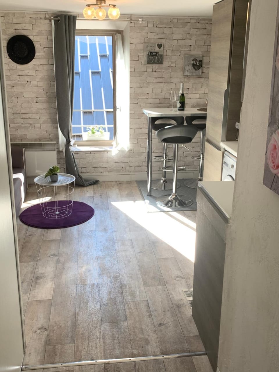 Kitchen or kitchenette, Dining area