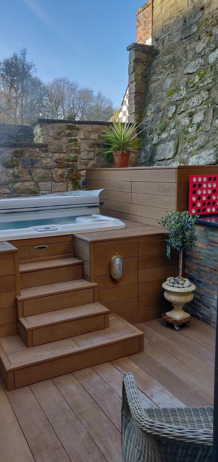 Property building, Hot Tub, Decorative detail