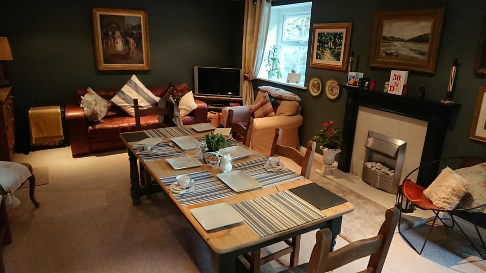 Photo of the whole room, Dining area