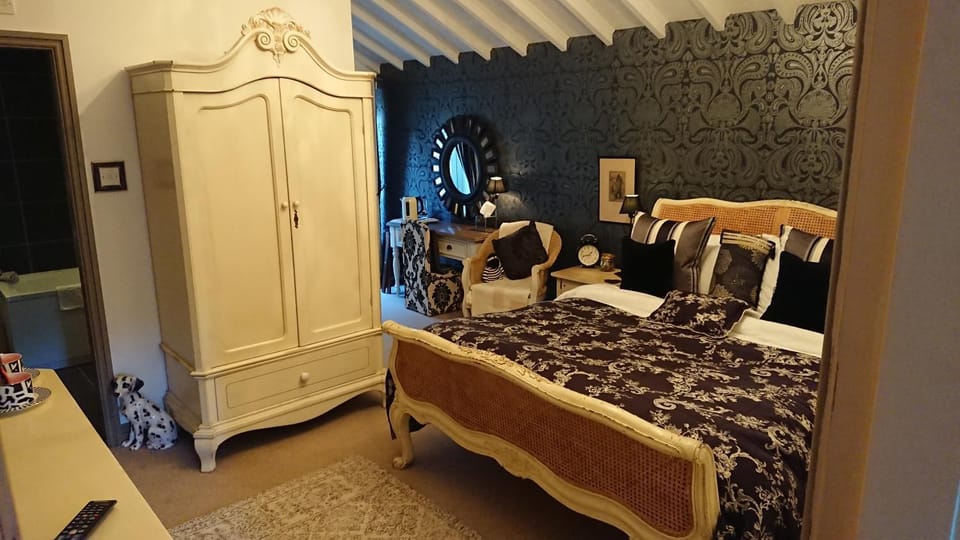 Bed, Photo of the whole room, Decorative detail, Bedroom