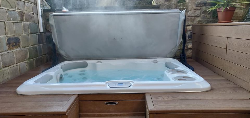 Property building, Hot Tub, Decorative detail, Garden view