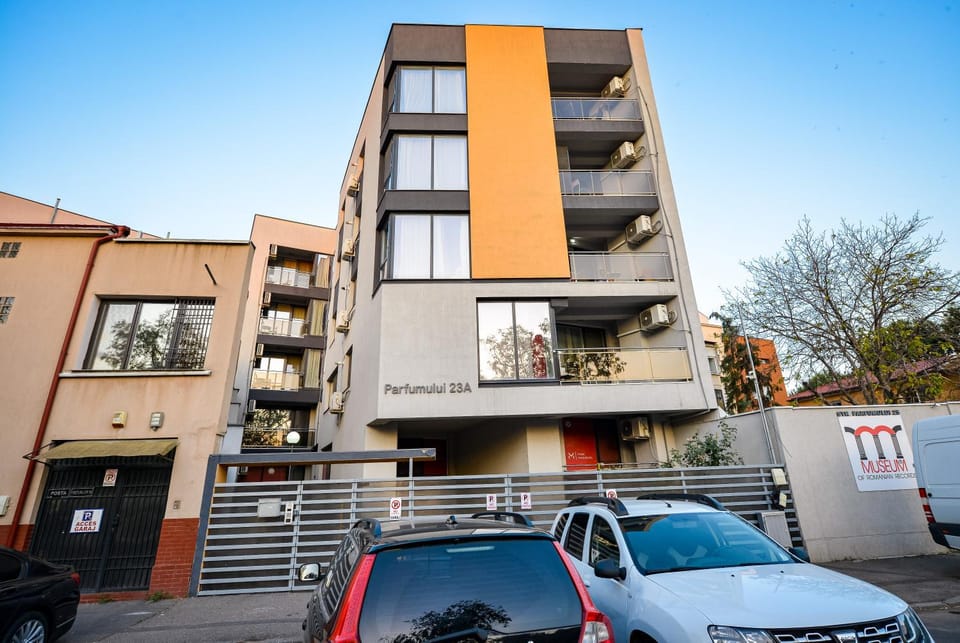 Property building, Day, Neighbourhood, Street view, Location, Parking