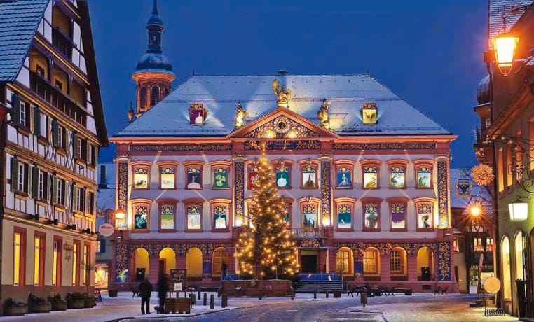 Property building, Nearby landmark, Restaurant/places to eat, Facade/entrance, Off site, Night, Neighbourhood, Natural landscape, Winter, View (from property/room), On site, Supermarket/grocery shop, Shopping Area, Sunset