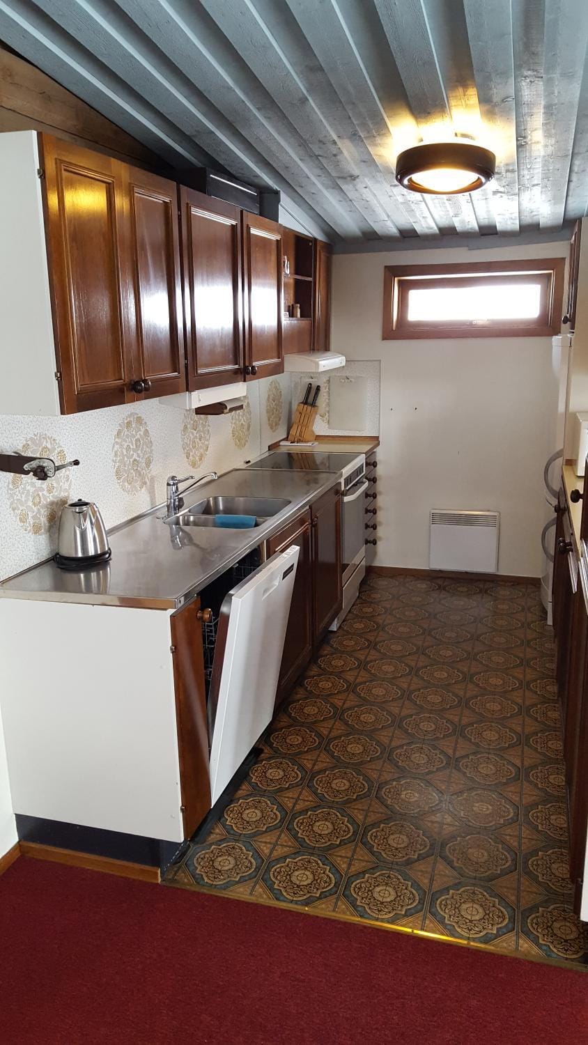 Kitchen or kitchenette, Food and drinks