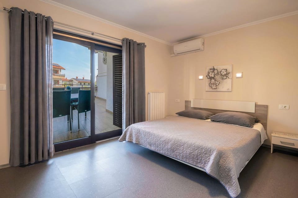 Bed, Photo of the whole room, Bedroom, air conditioner