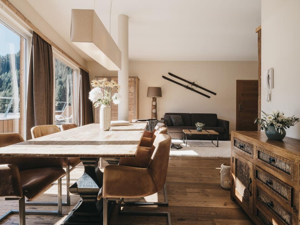 Living room, Seating area, Dining area