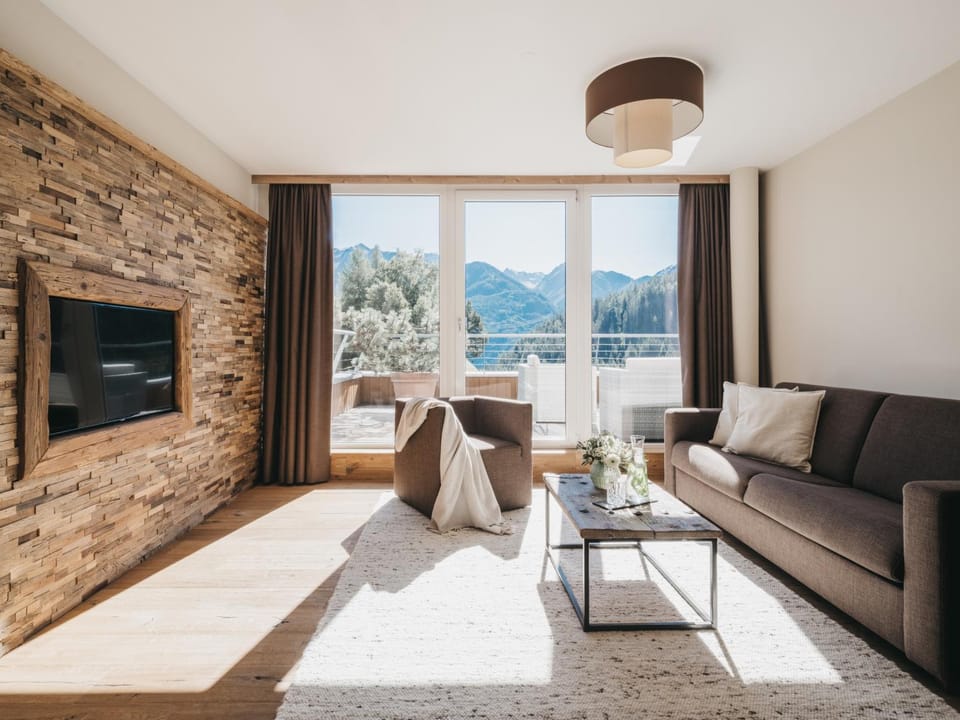 Day, Natural landscape, TV and multimedia, Living room, Seating area, Mountain view