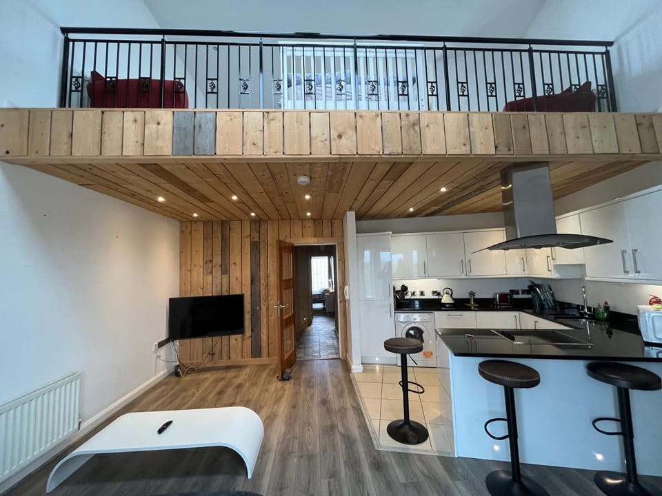 Kitchen or kitchenette, Photo of the whole room, Dining area, stove