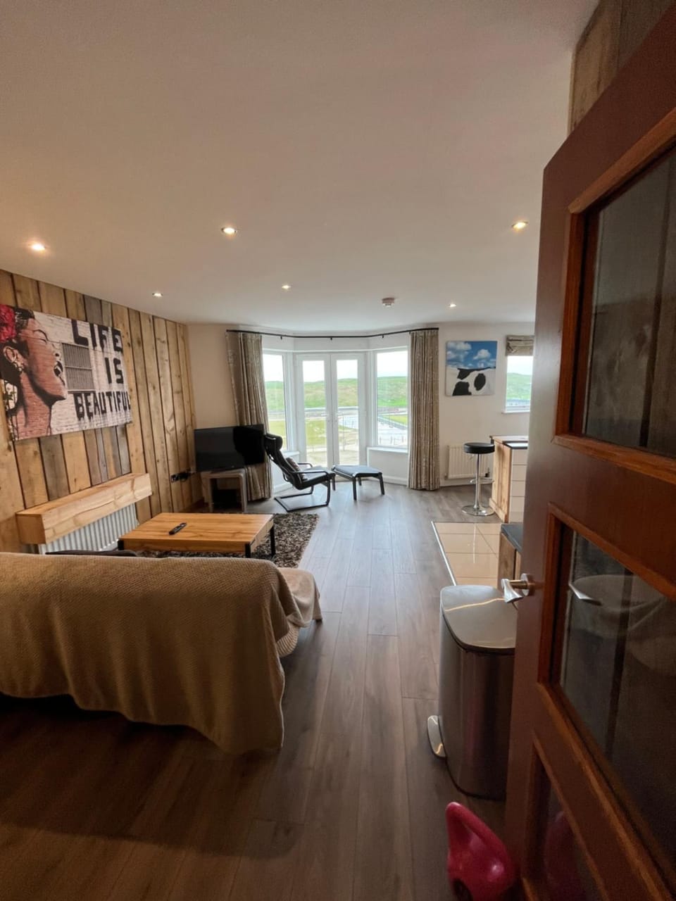 TV and multimedia, Kitchen or kitchenette, Living room, Photo of the whole room, Seating area