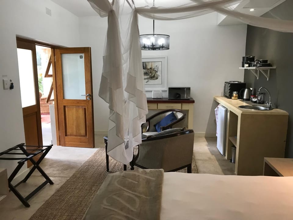 Kitchen or kitchenette, Seating area