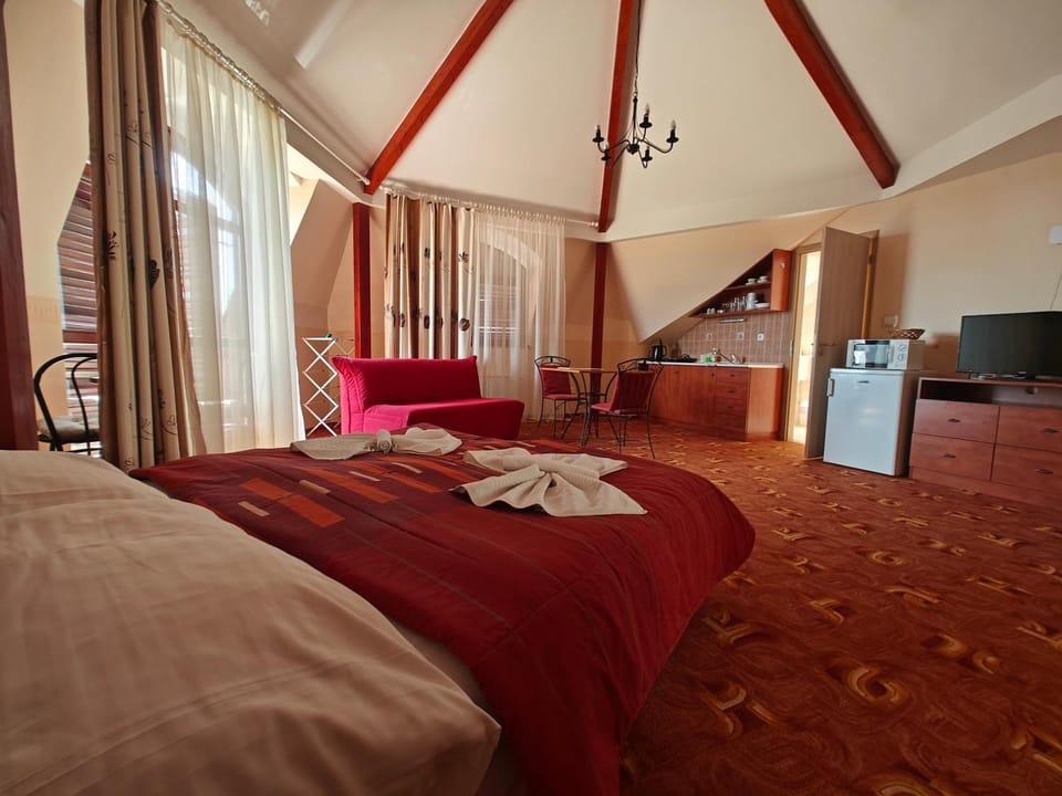 Bed, TV and multimedia, Photo of the whole room, Bedroom, towels