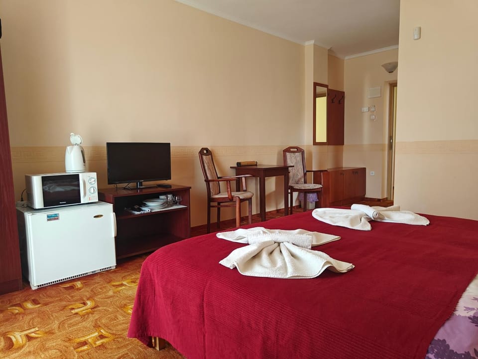 Bed, TV and multimedia, Living room, Photo of the whole room, Seating area, Dining area, Bedroom, hair dresser, minibar, towels