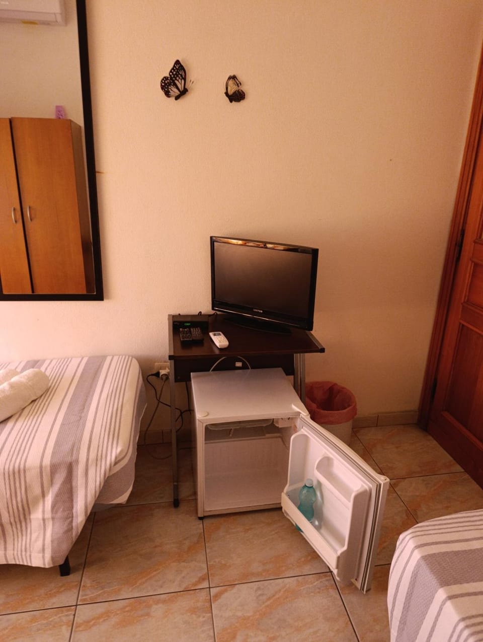 Bed, TV and multimedia, Photo of the whole room, Bedroom, minibar, towels