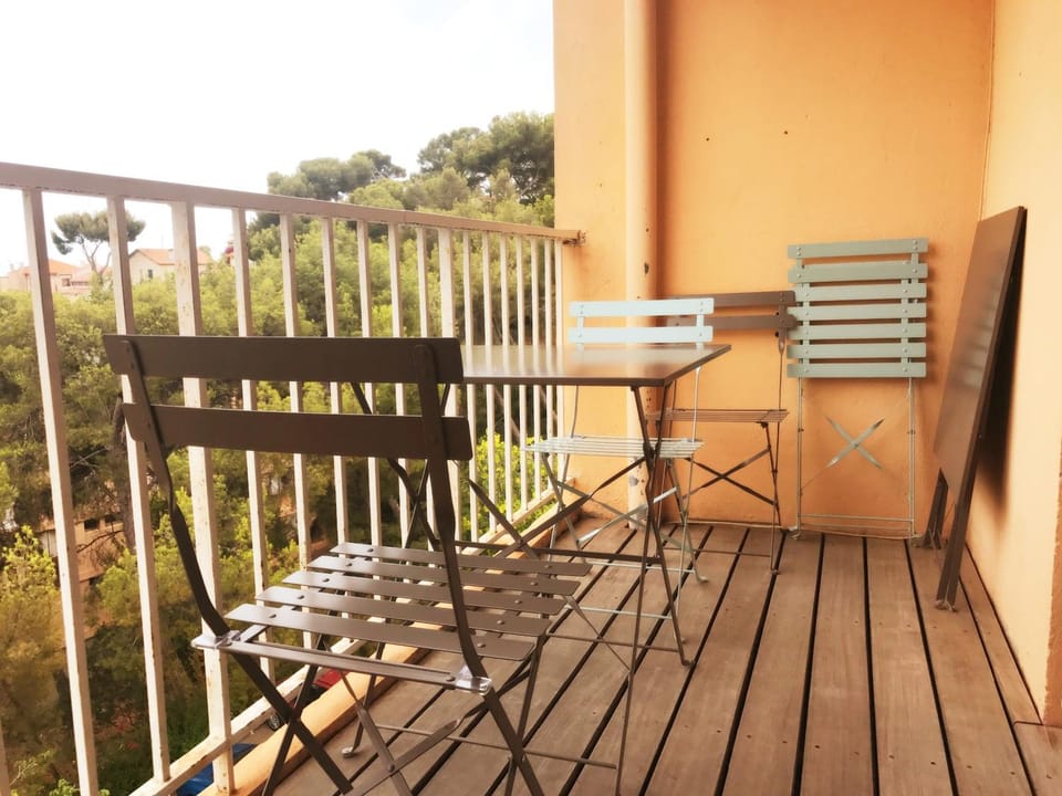 Nearby landmark, Restaurant/places to eat, Neighbourhood, Natural landscape, Balcony/Terrace, Dining area, Beach, Bedroom, Landmark view, Sea view, Supermarket/grocery shop, Shopping Area, Swimming pool