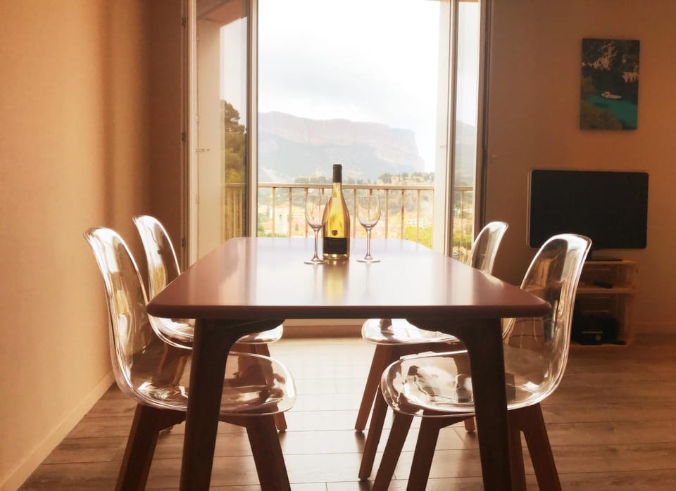 Nearby landmark, Restaurant/places to eat, Neighbourhood, Natural landscape, Balcony/Terrace, Dining area, Beach, City view, Landmark view, Sea view, Supermarket/grocery shop, Shopping Area, Swimming pool