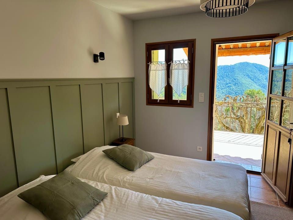 Bed, Natural landscape, Photo of the whole room, Bedroom, Mountain view